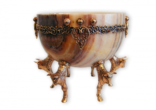 s-292 <br>    Taykazan. <br> Bronze, Natural Onyx and Carnelian. Height 24 cm. Diameter 25 cm.
